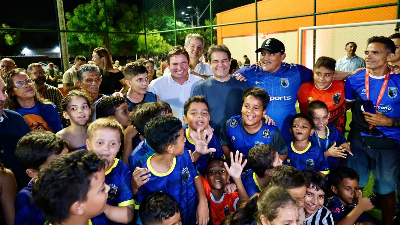 O prefeito Evandro Leitão posa para foto junto com gestores e apoiadores na areninha do complexo esportivo